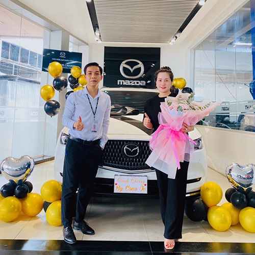 Giao xe Mazda tới khách hàng 1