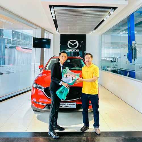 Giao xe Mazda tới khách hàng 2